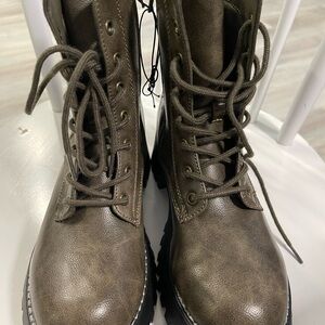 Forever21 women’s green boots NEW!!!